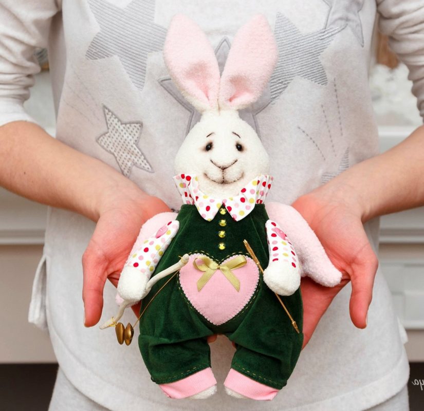 Выкройка игрушки зайчика купидона из флиса - шьем своими руками