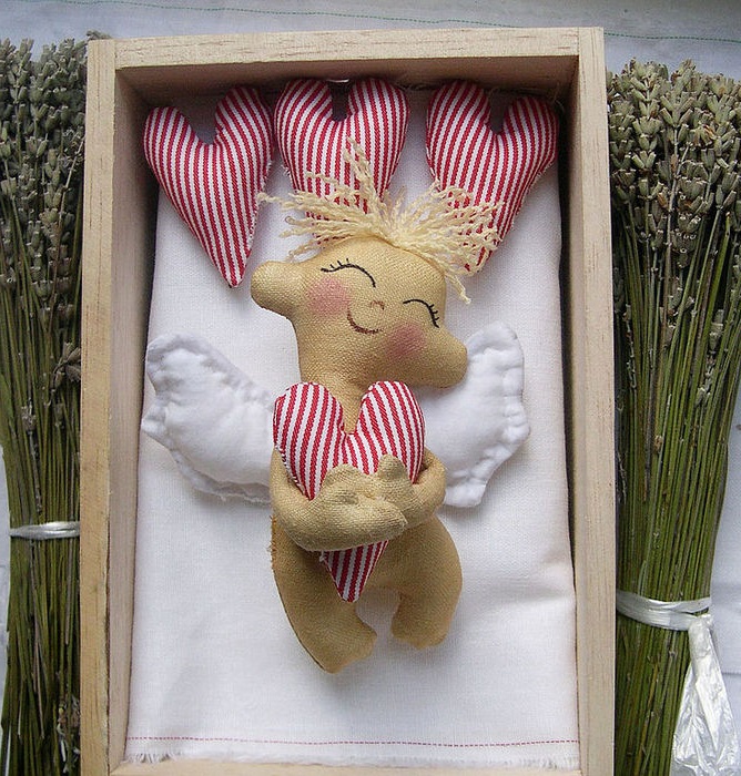 Выкройка ангелочка с сердцем для пошива текстильной куклы